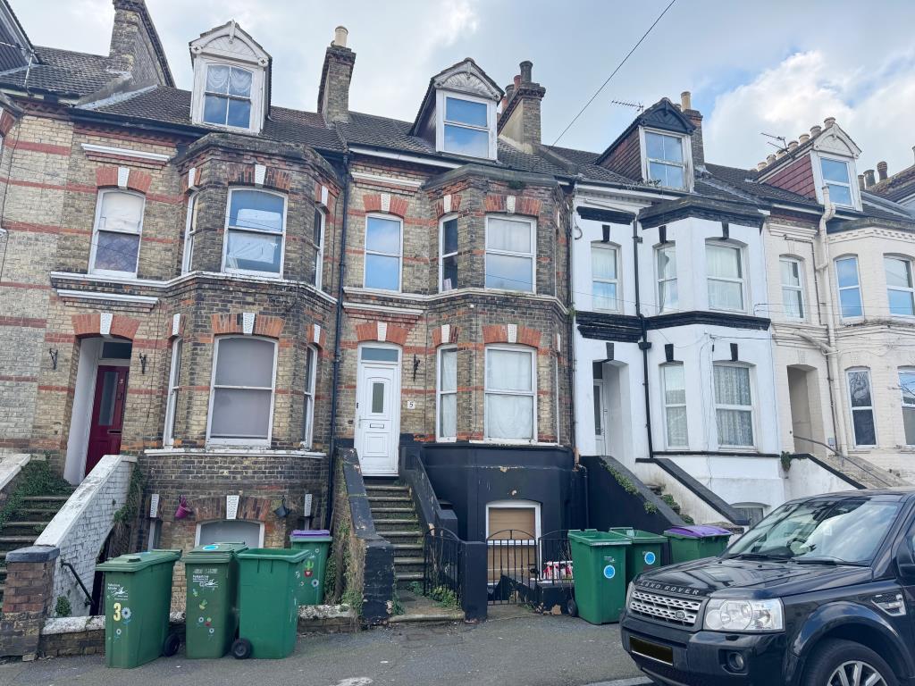 Lot: 89 - FREEHOLD PROPERTY DIVIDED INTO TWO TWO-BEDROOM MAISONETTES - Front of property